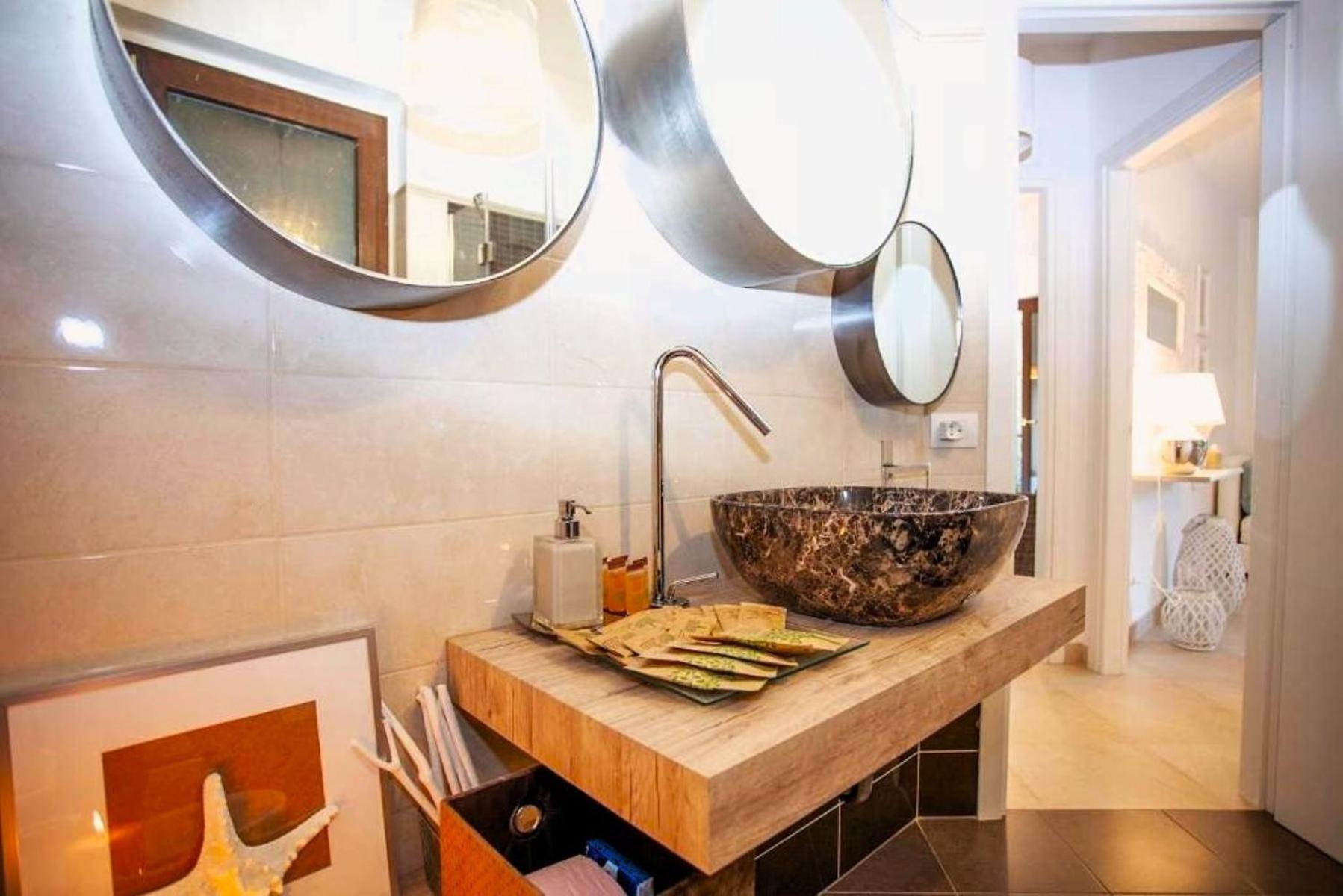 Mediterranean Pool & Parking Apartment *