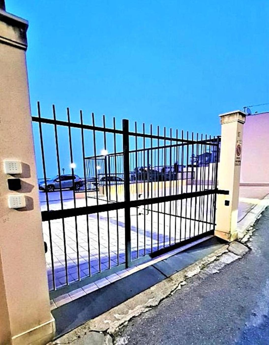 Mediterranean Pool & Parking Apartment *