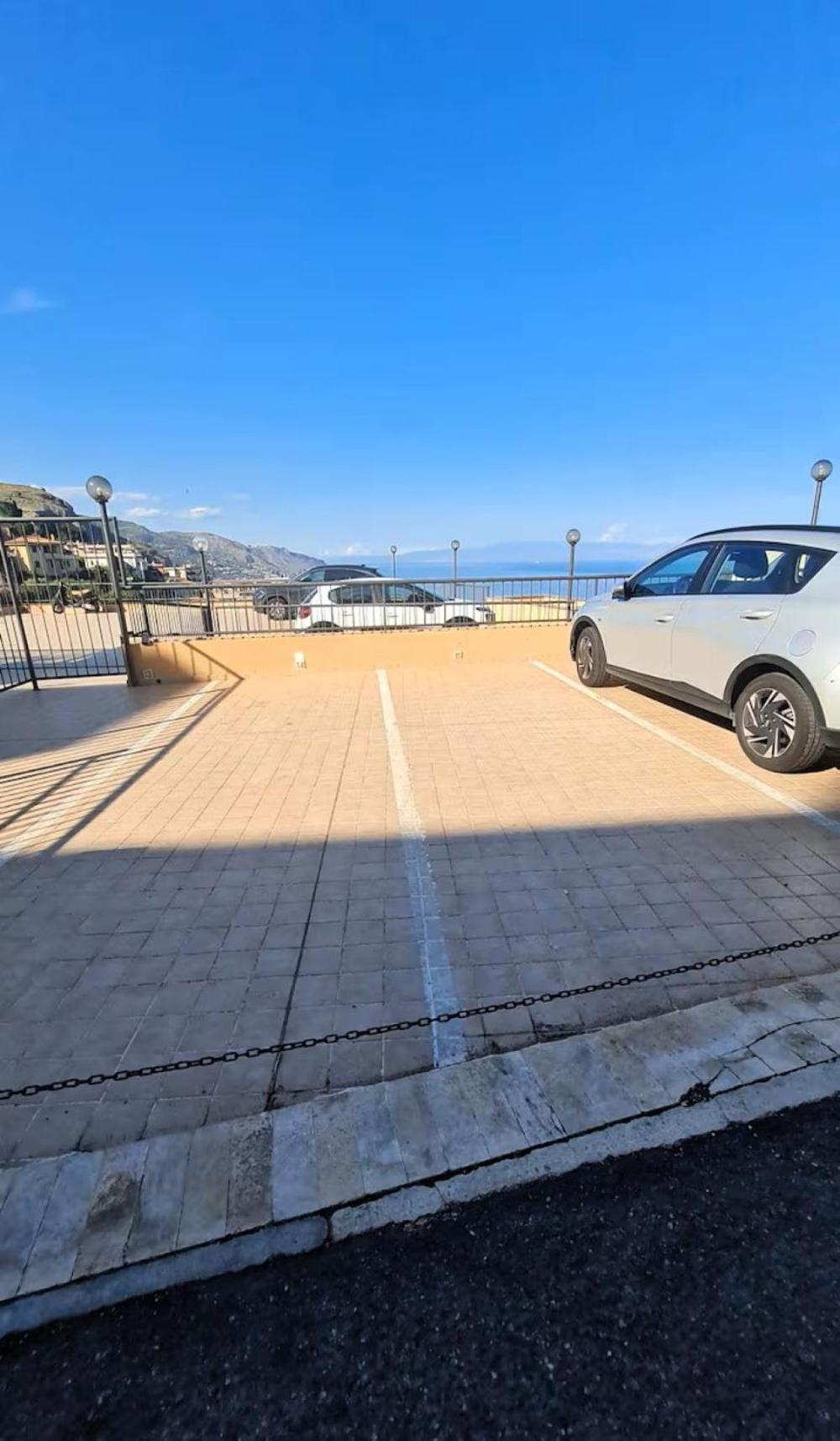 Mediterranean Pool & Parking Appartement