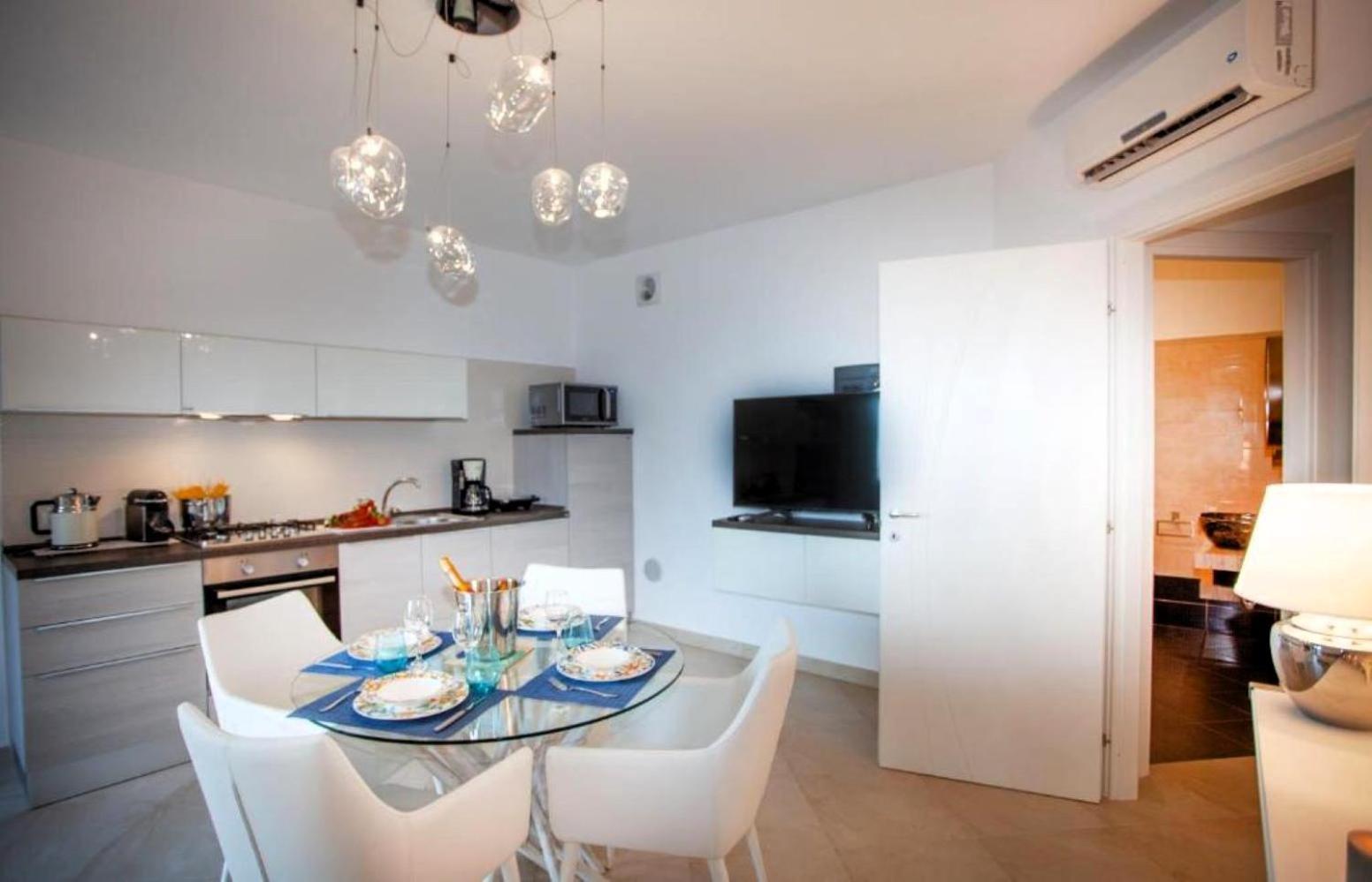 Mediterranean Pool & Parking Apartment *