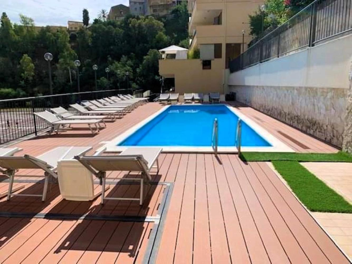 Mediterranean Pool & Parking Appartement *